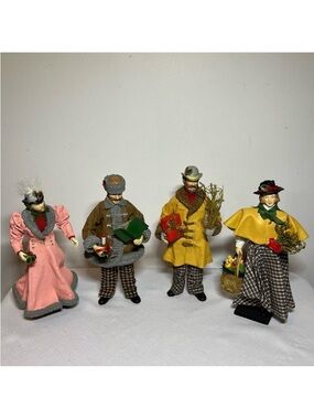 CLOTHTIQUE CAROLERS POSSIBLE DREAMS 
Vintage
Christmas 1980’s